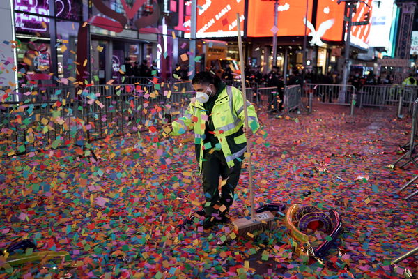 ▲▼紐約時報廣場跨年倒數活動結束後，留下至少1.5公噸的彩色紙屑。（圖／路透）