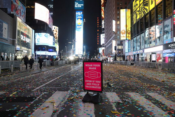 ▲▼紐約時報廣場跨年倒數活動結束後，留下至少1.5公噸的彩色紙屑。（圖／路透）