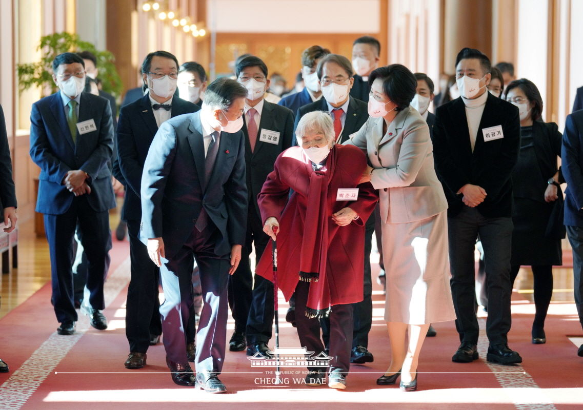 ▲▼南韓92歲老奶奶朴春子捐出一生積蓄，12月3日到青瓦台接受表揚。（圖／青瓦台）