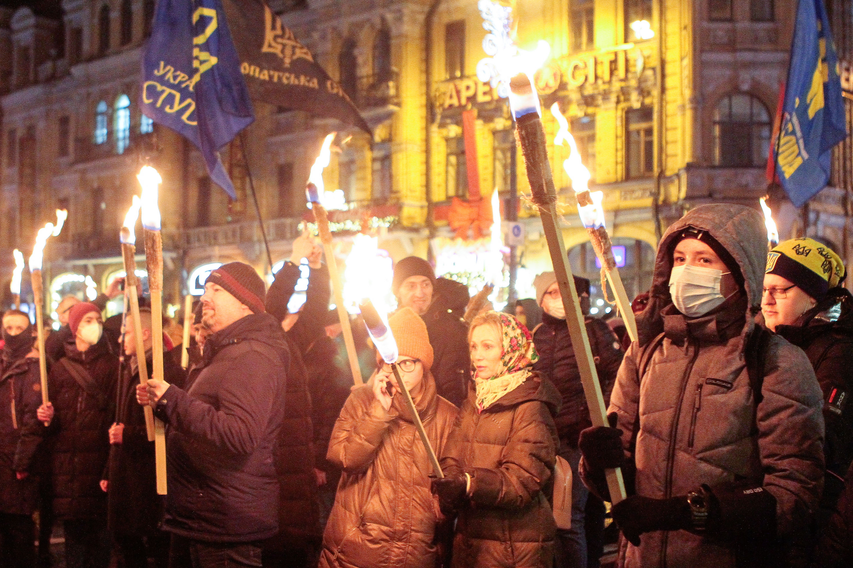 ▲▼烏克蘭首都基輔1日出現慶祝班傑拉113周年誕辰的火炬遊行。（圖／達志影像）
