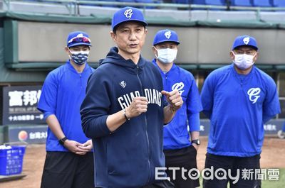 勉勵富邦子弟兵　丘總：自我要求要提高