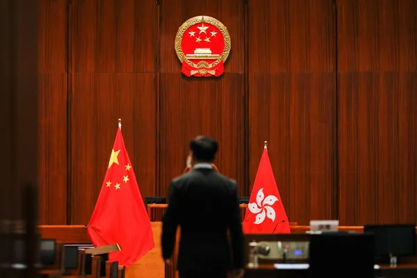 ▲▼香港新一屆立法會議員就任　首次在「五星國徽」下宣誓。（圖／路透社）