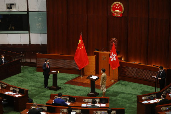 ▲▼香港新一屆立法會議員就任　首次在「五星國徽」下宣誓。（圖／路透社）