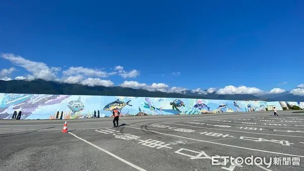 ▲▼緊鄰七星潭風景區的空軍聯隊圍牆，透過彩繪，搖身一變成為海底世界。（圖／花蓮縣政府提供，下同）