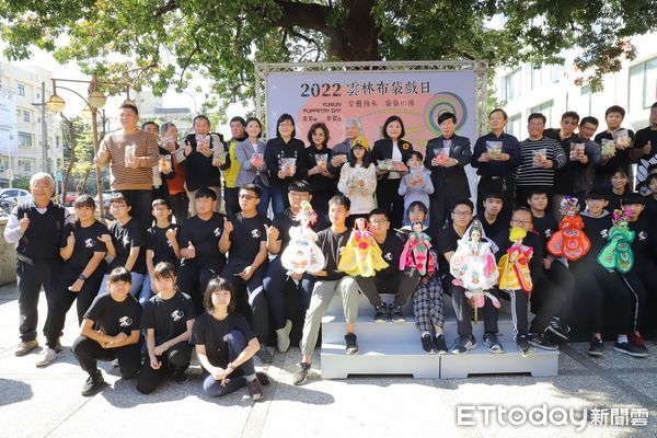 ▲雲林布袋戲館內特別策劃「紀念布袋戲國寶-黃海岱展覽」展出黃海岱手稿、經典戲偶、劇本，帶領民眾一同感受黃海岱超過一世紀的風華歲月。（圖／記者蔡佩旻翻攝）