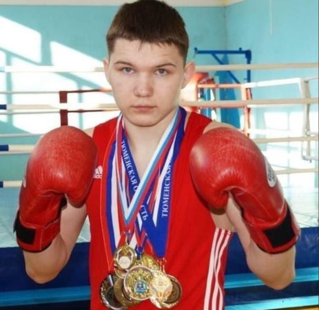 ▲▼俄羅斯拳擊手伊利亞（Ilya Medvedev）擊退棕熊。（圖／翻攝Twitter@HH_boxing、Ig帳號egor_mekhontsev）