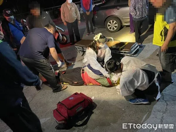 ▲員警尋獲胡男，並後送往馬偕醫院就醫。（圖／記者楊漢聲翻攝）