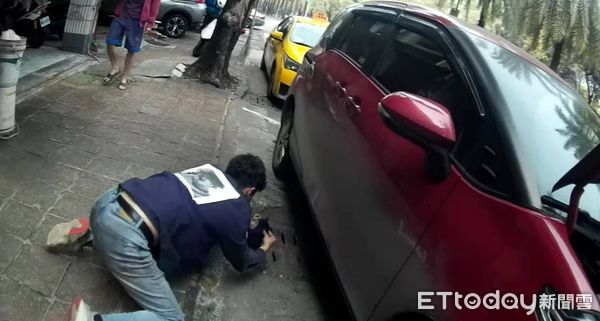 ▲▼小黑貓竄入停等紅燈的汽車車底，好不容易將牠救出後，疑似受到驚嚇又在躲到路邊汽車引擎蓋內，最後出動食物才成功誘出。（圖／記者吳世龍翻攝）