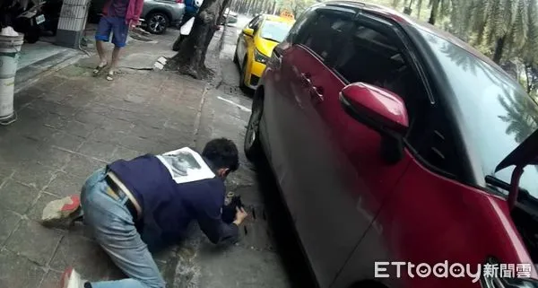 ▲▼小黑貓竄入停等紅燈的汽車車底，好不容易將牠救出後，疑似受到驚嚇又在躲到路邊汽車引擎蓋內，最後出動食物才成功誘出。（圖／記者吳世龍翻攝）