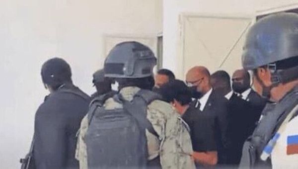 ▲▼海地總理亨利（Ariel Henry）2日到一座教堂出席活動時，遭當地武裝組織攻擊。（圖／翻攝自推特）