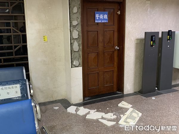 ▲▼台北地檢署1月3日地震導致磁磚掉落。（圖／記者劉昌松攝）