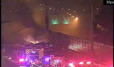 快訊／新北台65線傳「自撞火燒車」！卡匝道車流回堵　消防搶救中