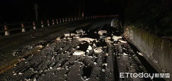 ▲▼地震蘇花落石（下圖），一自小客底盤捲入落石受損。（圖／記者游芳男翻攝，下同）