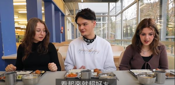 ▲▼定居在台灣的法國YouTuber「酷」，讓法國高中生品嘗台灣營養午餐的經典菜色。（圖／翻攝自YouTube／Ku`s dream酷的夢-）