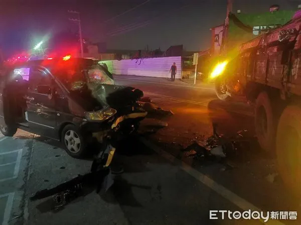 ▲台南市仁德區文賢路二段，於4日清晨發生1起小客貨車撞上聯結車事故，台南市消防局據報出動消防人員前往搶救送醫。（圖／民眾提供，下同）