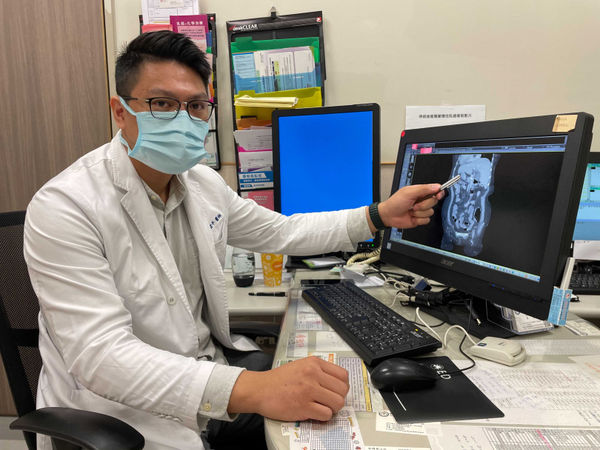 古君平醫師表示，所謂的「鏡面人」包括腹腔、胸腔內器官的位置與一般人剛好相反。（圖／中醫大新竹附設醫院提供）