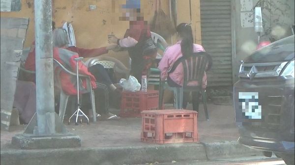 ▲▼中二立委補選倒數，清水警方查獲一處路邊攤搭棚，竟是小蜜峰簽賭站。（圖／民眾提供）