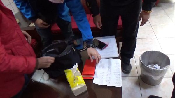 ▲▼中二立委補選倒數，清水警方查獲一處路邊攤搭棚，竟是小蜜峰簽賭站。（圖／民眾提供）