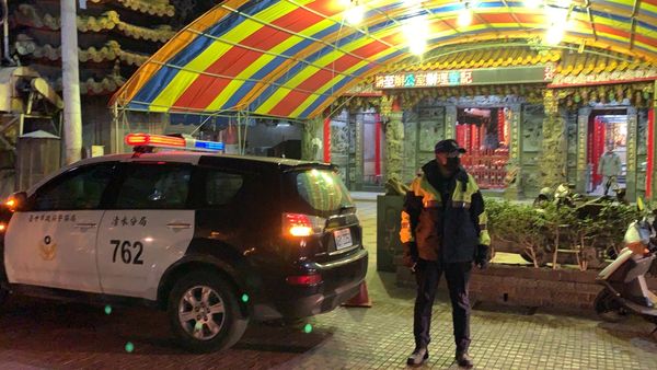 ▲▼中二立委補選倒數，清水警方查獲一處路邊攤搭棚，竟是小蜜峰簽賭站。（圖／民眾提供）