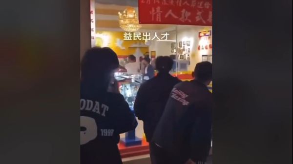 ▲▼婦人情緒失控大鬧一中街飾品店，路人竟是起鬨拍手鼓動。（圖／翻攝社會事群組）