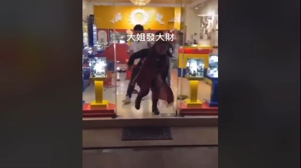 ▲▼婦人情緒失控大鬧一中街飾品店，路人竟是起鬨拍手鼓動。（圖／翻攝社會事群組）