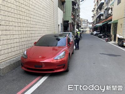 紅線內側停車不會罰？網揭真相：「壓到水溝蓋」檢舉通常會過