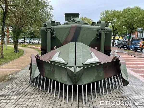 ▲▼榮退的陸戰隊掃雷車俗稱的「水鴨子」坐落吉安鄉「希望公園」。（圖／吉安鄉公所提供，下同）