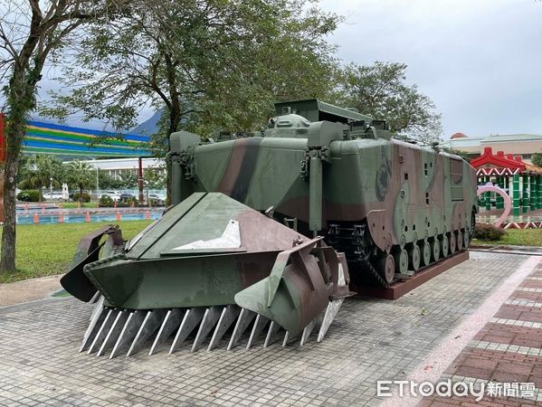 ▲▼榮退的陸戰隊掃雷車俗稱的「水鴨子」坐落吉安鄉「希望公園」。（圖／吉安鄉公所提供，下同）