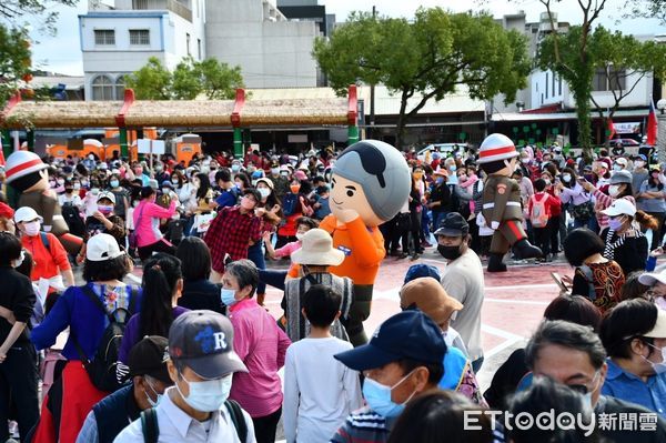 ▲▼榮退的陸戰隊掃雷車俗稱的「水鴨子」坐落吉安鄉「希望公園」。（圖／吉安鄉公所提供，下同）