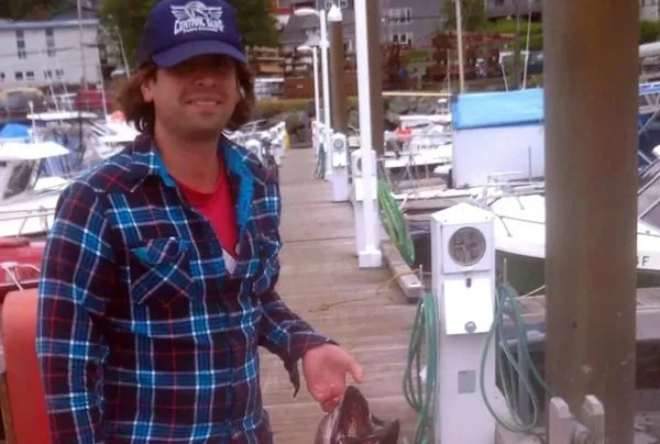 女目睹海上浮板「拉著一具屍體」　男被大白鯊活活咬死18年首例。（圖／翻攝自Facebook）