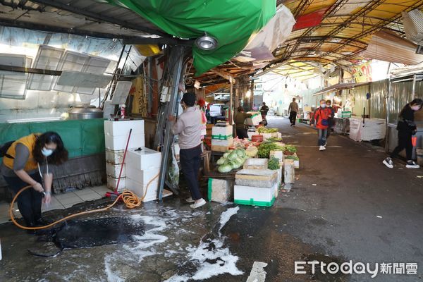 ▲▼桃園忠貞市場有確診者足跡 將進行清消 中午攤商忙著收攤撤離。（圖／記者屠惠剛攝）