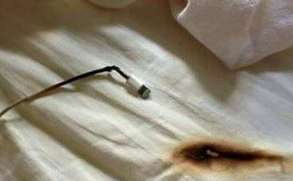 睡覺把手機「放床上充電」燒出大洞　畫面曝光網嚇壞：趕快檢查。（圖／翻攝自Facebook／CPR Kids）