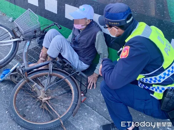 ▲吳翁患有失智症，每當他想起不知道是多久前的回憶，要買魚給年邁父親食用的往事，就回突然外出，而外出被找回來，身上總有大大小小的傷口，其實老翁的老父親已不在世許久了。（圖／記者蔡佩旻翻攝）