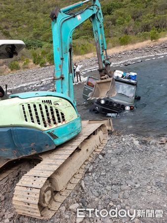 ▲枋寮警分局內獅分駐所長伍恩賜、警員黃俊強及的山警孫清榮、施秋川深入枋山溪救助           。（圖／記者陳崑福翻攝，下同）