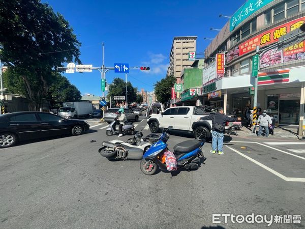 ▲▼婦人闖紅燈撞倒5機車，7人受傷             。（圖／記者陳以昇翻攝）