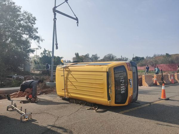 ▲▼為閃貓，中華工程車撞翻護欄翻車。（圖／記者林名揚翻攝）