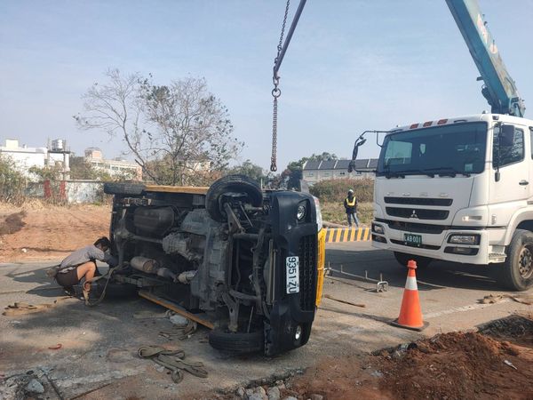 ▲▼為閃貓，中華工程車撞翻護欄翻車。（圖／記者林名揚翻攝）