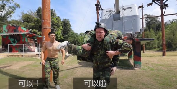 ▲▼ YouTuber「酷」與英國大叔Allan一起體驗台灣的軍事訓練。（圖／翻攝自YouTube／Ku`s dream酷的夢）