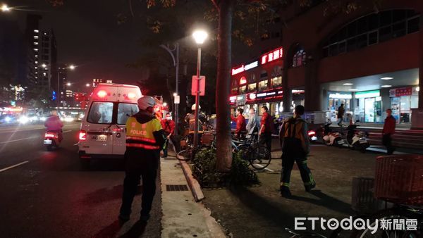 ▲4日傍晚台灣大學第二活動中心驚傳學生墜樓意外，目前學生已無意識送醫搶救中。（圖／記者張君豪翻攝）