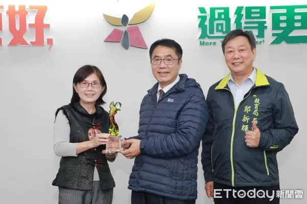 ▲台南市率先完成區區有樂齡的縣市，榮獲樂齡教育奉獻獎的肯定，由台南市樂齡學習示範中心主任鍾秀琴及教育局長鄭新輝，轉呈教育部「第5屆樂齡奉獻獎」榮獲團體獎特優。（圖／記者林悅翻攝）