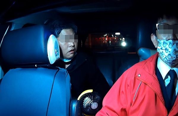 ▲一名酒醉男付車資時先是稱「不用找了」，事後又變臉怒嗆運將。（圖／翻攝自爆料公社）