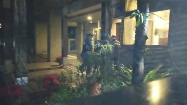 ▲▼一群男女在豪宅內吃宵夜喝酒，卻突然爆發衝突3人遭利刃砍傷。（圖／記者游宗樺攝）