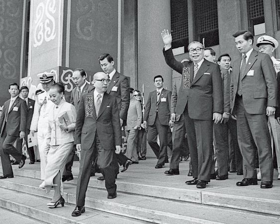 蔣中正過世後，嚴家淦依法繼任總統3年，在1978年卸任，交棒由蔣經國接任。（聯合知識庫）