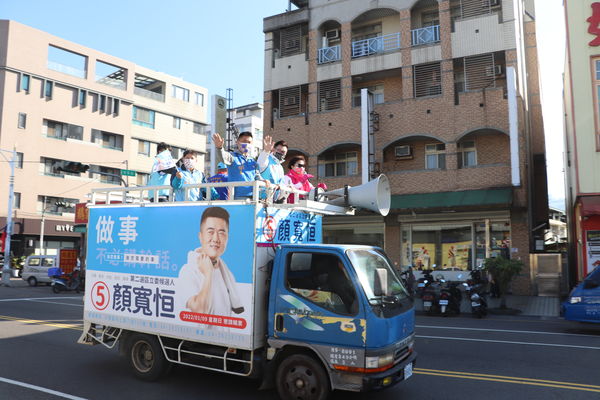 ▲顏寬恒車隊在大街小巷穿梭拉票。（圖／顏寬恒競總提供）