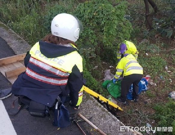 ▲羅姓老翁跌落坡坎員警聞聲救援。（圖／大園警分局提供）