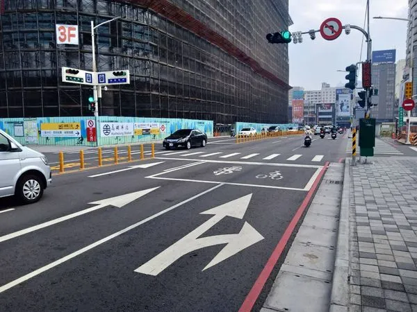 ▲▼接送親友小心！高雄車站「這地方」科技執法，最高開罰1200元。（圖／記者賴文萱翻攝）