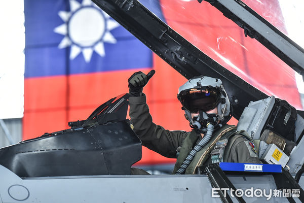 ▲國軍111年春節加強戰備，飛行官顏祥陞說明示範戰術頭盔系統。（圖／記者林敬旻攝）