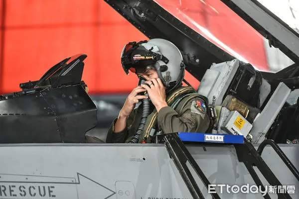 ▲國軍111年春節加強戰備，飛行官顏祥陞說明示範戰術頭盔系統。（圖／記者林敬旻攝）