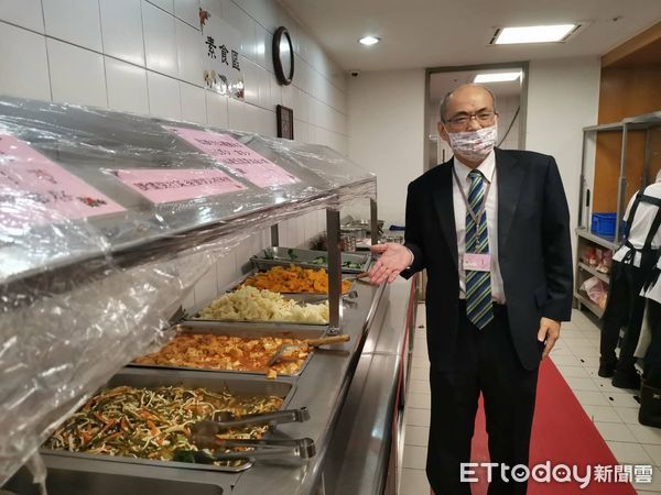 ▲鄭貞茂介紹公司團膳素食區。（圖／記者張佩芬攝）