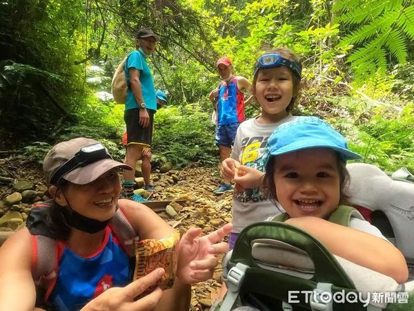 ▲▼跑山獸夫婦近年日熱心參與山搜救援，更熱愛台灣山林，常帶孩子們登山親近大自然。（圖／羅勃依婉提供）